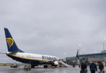 aeronava Ryanair pe pistă de aeroport