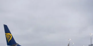 aeronava Ryanair pe pistă de aeroport