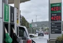 Benzina și motorina trec de 2 € pe litru în Irlanda Pompa de combustibil la o stație din Irlanda