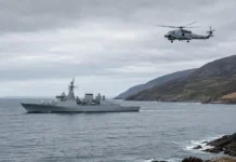 navă Royal Navy în largul coastelor Irlandei
