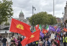 Protest la Dublin înainte de Buget: „Oamenii aleg între mâncare pentru copii și încălzirea casei” mulțime de manifestanți la protest în Dublin