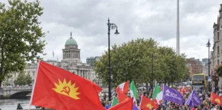Protest la Dublin înainte de Buget: „Oamenii aleg între mâncare pentru copii și încălzirea casei” mulțime de manifestanți la protest în Dublin