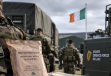 militari irlandezi în uniformă în exerciții