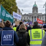 Profesorii și angajații consiliilor locale din Irlanda intră în protest profesori în școală în timpul protestului