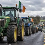 tractoare fermieri pe câmp în Irlanda