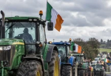 tractoare fermieri pe câmp în Irlanda