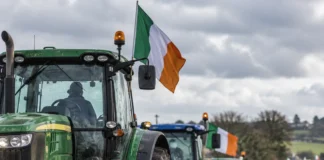 Fermierii irlandezi avertizează cu noi proteste din cauza costurilor la combustibil și îngrășăminte tractoare fermieri pe câmp în Irlanda