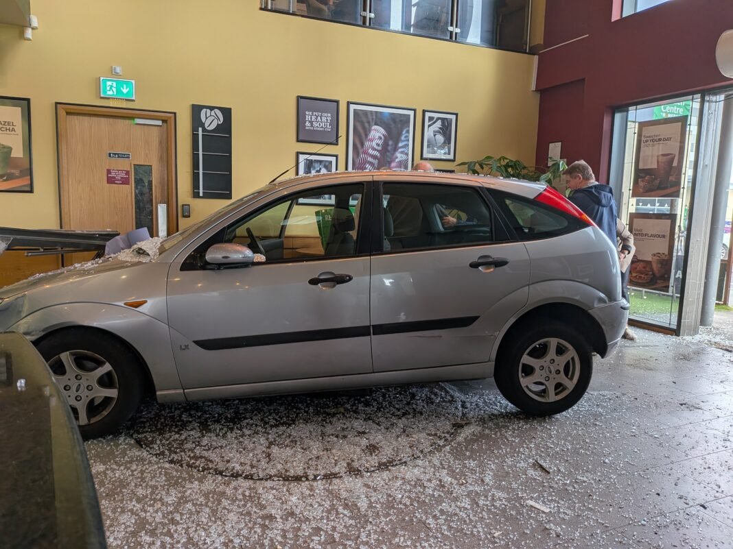 Intrarea cafenelei afectată de mașină în Dublin