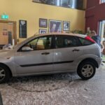 O mașină a intrat într-o cafenea dintr-un centru comercial din Dublin. Șoferul a ajuns la spital Intrarea cafenelei afectată de mașină în Dublin