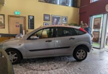 Intrarea cafenelei afectată de mașină în Dublin