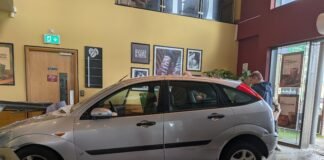 Intrarea cafenelei afectată de mașină în Dublin