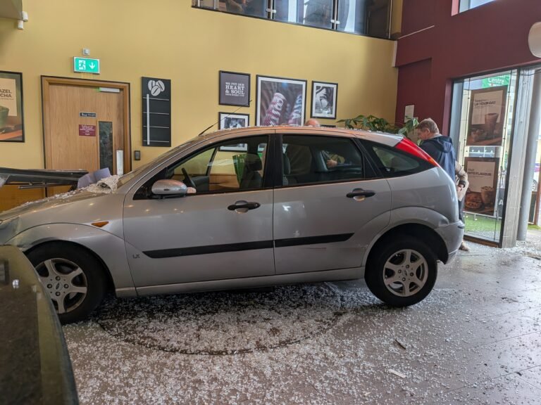 Intrarea cafenelei afectată de mașină în Dublin