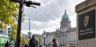 trotinetă electrică pe drum urban