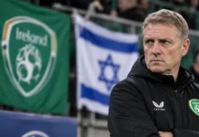 Mingea de fotbal pe teren în timpul unui meci internațional