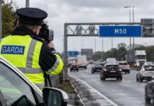 Șofer român, prins cu 122 km/h pe M50 după ce a trecut agresiv printre mașini Autostrada M50 cu trafic auto
