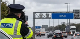 Șofer român, prins cu 122 km/h pe M50 după ce a trecut agresiv printre mașini Autostrada M50 cu trafic auto