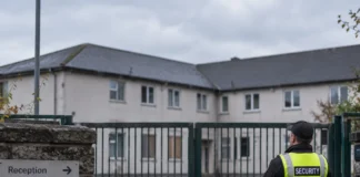 Peste 2,2 milioane de euro cheltuite pentru paza unor centre de azil închise și neocupate în Irlanda cladire centru azil inchis si pazit
