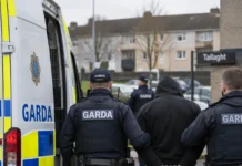 Doi bărbați rămân în arest după operațiunea Garda din Tallaght, al treilea a primit dreptul la eliberare provizorie Polițiști Garda în acțiune în Tallaght