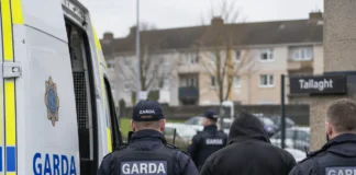 Doi bărbați rămân în arest după operațiunea Garda din Tallaght, al treilea a primit dreptul la eliberare provizorie Polițiști Garda în acțiune în Tallaght