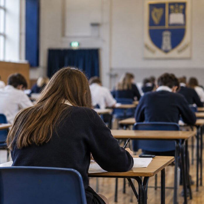 Elevi la examenul Leaving Cert în Irlanda