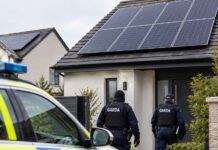 Firme din sectorul panourilor solare, percheziționate într-o anchetă privind trucarea licitațiilor panouri solare instalate pe acoperiș