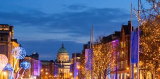 Instalații luminoase în centrul Dublinului pe timp de iarnă