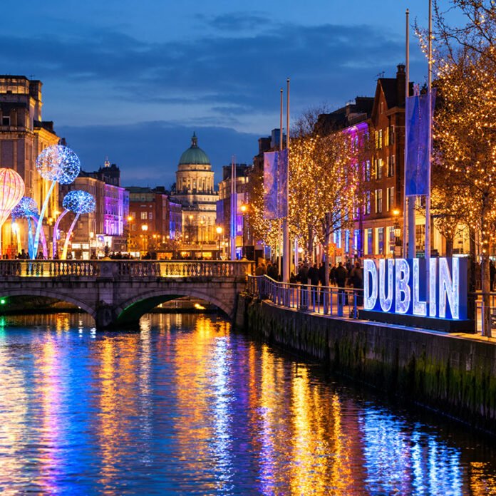 Instalații luminoase în centrul Dublinului pe timp de iarnă