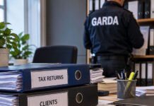 Serviciu de contabilitate, vizat de o anchetă penală privind declarațiile fiscale ale clienților documente fiscale și calculator pe birou