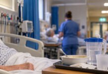 Pacienți lăsați flămânzi și însetați în spitale. HIQA, sesizată după cazuri grave pacient în spital fără ajutor la masă