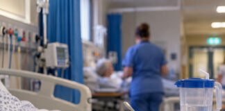pacient în spital fără ajutor la masă