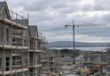 șantier de construcție locuințe noi în Irlanda