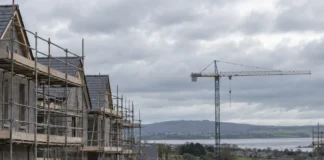 O locuință nouă ajunge să fie finalizată în patru ani în Irlanda șantier de construcție locuințe noi în Irlanda