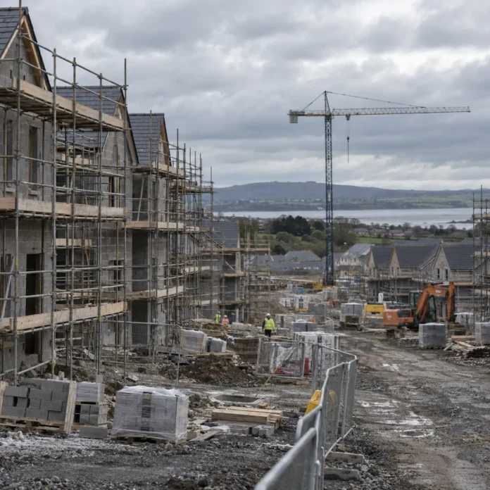 șantier de construcție locuințe noi în Irlanda