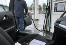 Mașină pe drum în Irlanda