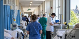 Spitalele din Irlanda cu cel mai mare risc de supraaglomerare. Criza continuă și în timpul verii coridor aglomerat în spital irlandez