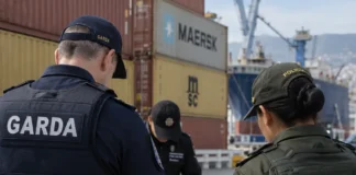 Garda și poliția columbiană își unesc forțele împotriva traficului de droguri ofiteri Garda si politie columbiana in cooperare