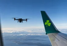 Avion Aer Lingus în zbor deasupra mării