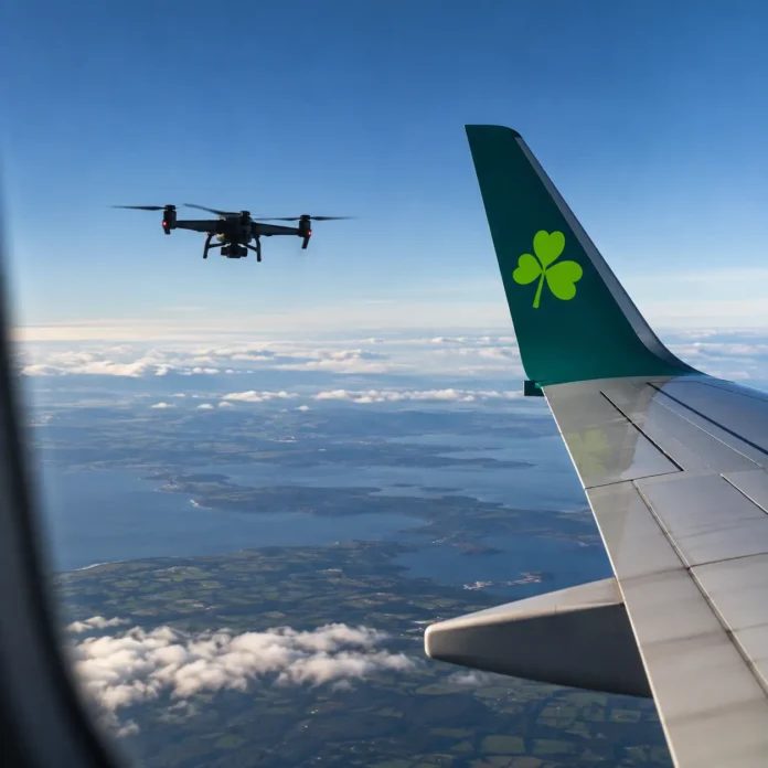 Avion Aer Lingus în zbor deasupra mării