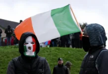 Tensiuni pe Garvaghy Road: mulțimea a blocat traseul unui marș Orange Order autorizat după 28 de ani mulțime blocând marșul pe Garvaghy Road