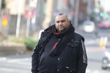 bărbat cărând scaun rulant