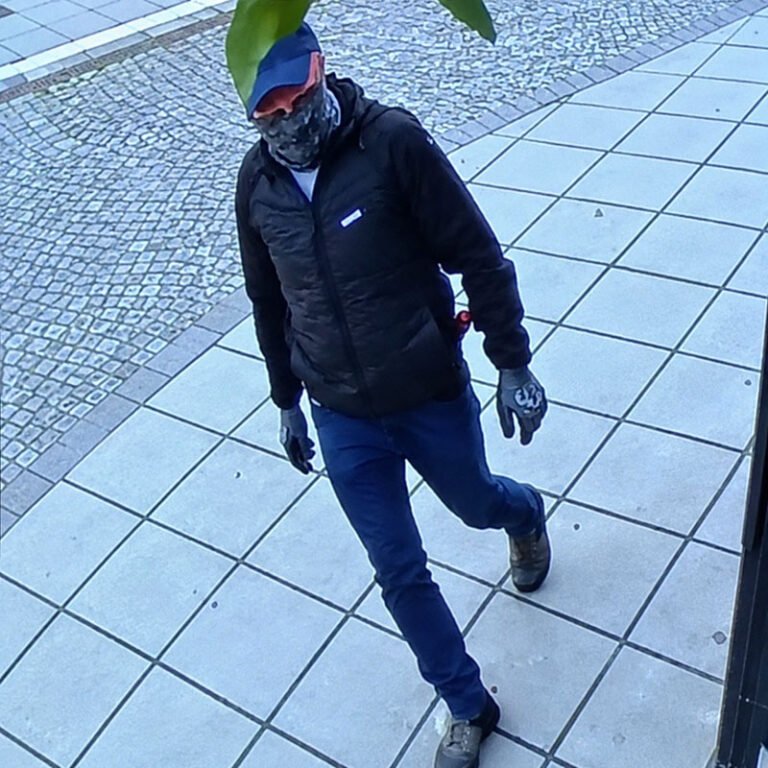 Suspecți mascați în apropierea unei locuințe