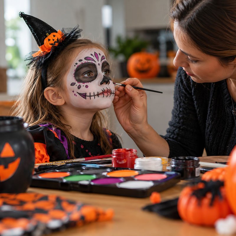vopsele de față pentru Halloween pe masă